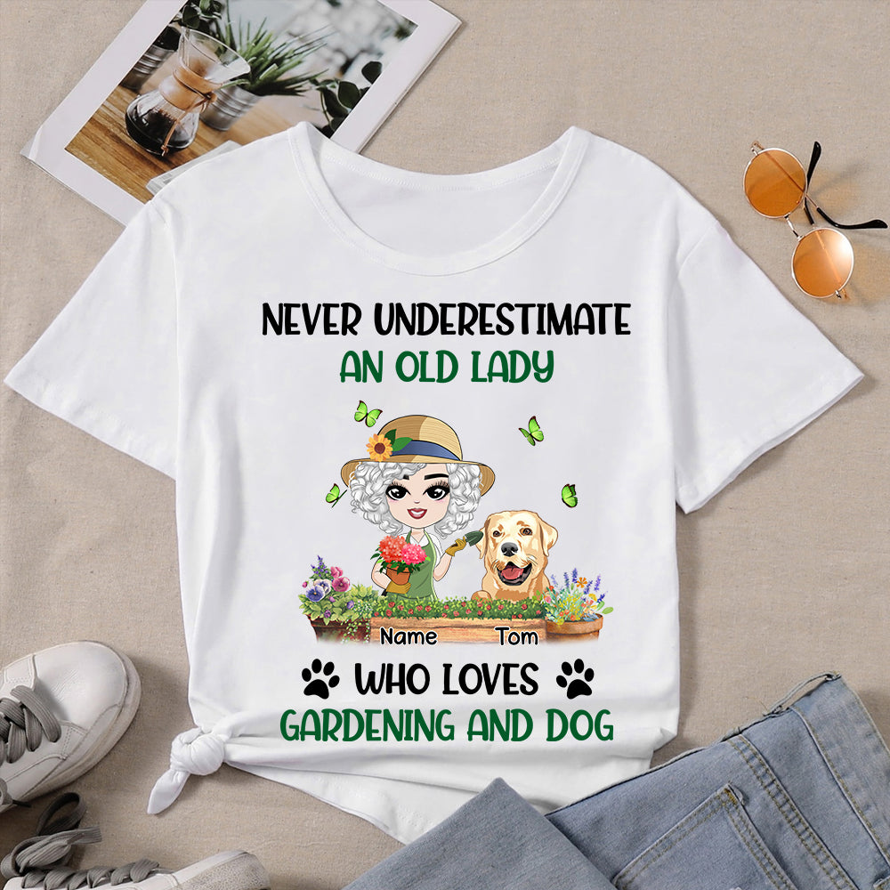 89Customized Never underestimate an old lady who loves gardening and dogs Tshirt